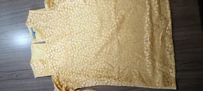 Blusa amarilla con hombros descubiertos - miniatura 3