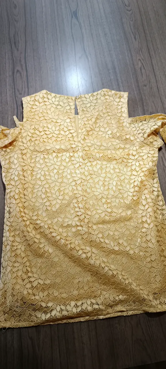 Blusa amarilla con hombros descubiertos - 4