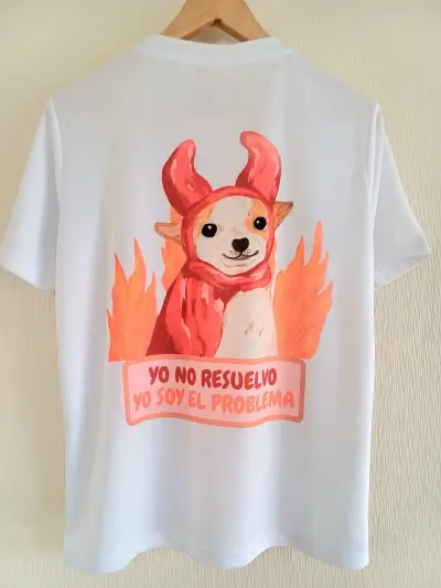 Polera blanca con diseño de perro divertida - miniatura 1