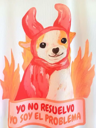 Polera blanca con diseño de perro divertida - miniatura 2