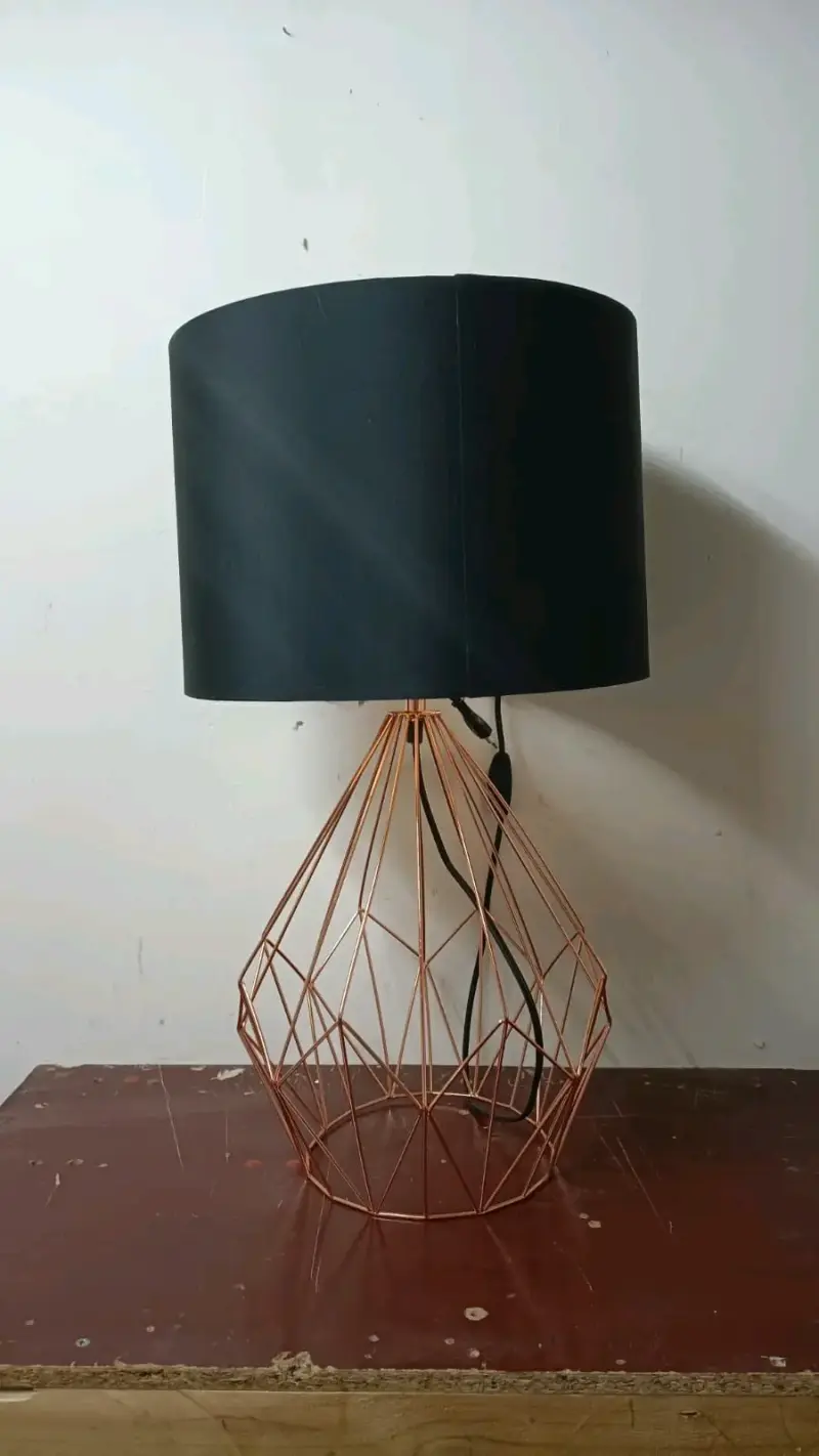 Lámpara de mesa con base de metal dorado y pantalla negra