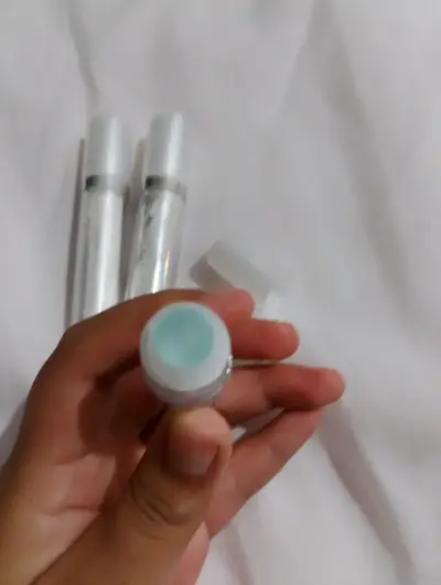 Iluminador para los ojos en rolón - miniatura 2
