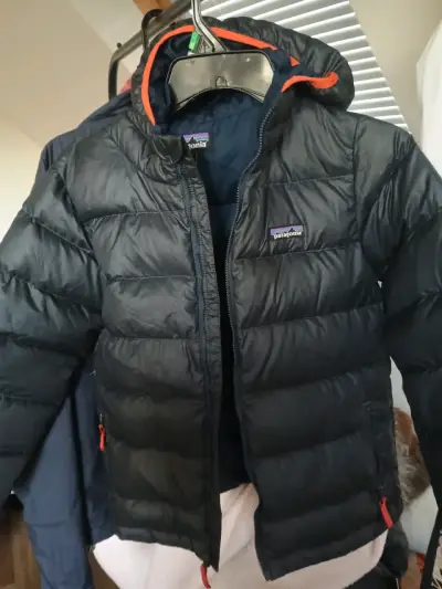 Chaqueta de plumas Patagonia negra con capucha - miniatura 1