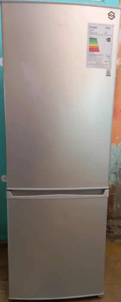 Refrigerador Midea de dos puertas en buen estado - miniatura 1