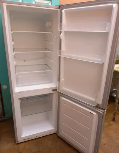Refrigerador Midea de dos puertas en buen estado - miniatura 2