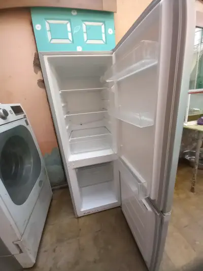 Refrigerador Midea de dos puertas en buen estado - miniatura 3