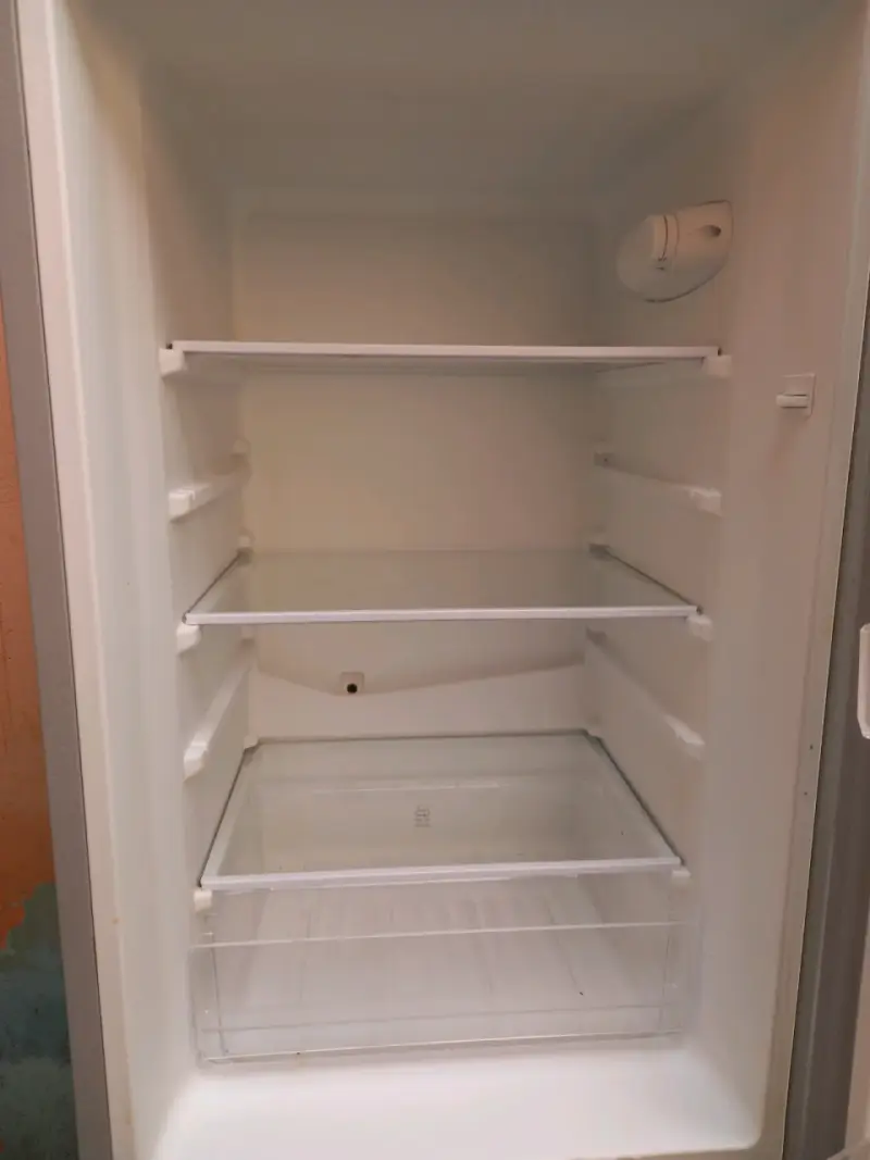 Refrigerador Midea de dos puertas en buen estado - 4