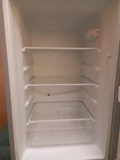 Refrigerador Midea de dos puertas en buen estado - miniatura 4