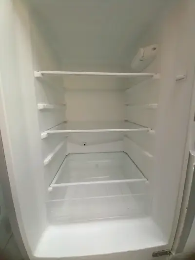 Refrigerador Midea de dos puertas en buen estado - miniatura 5