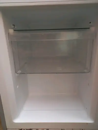 Refrigerador Midea de dos puertas en buen estado - miniatura 6