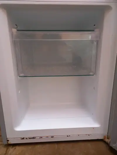 Refrigerador Midea de dos puertas en buen estado - miniatura 7