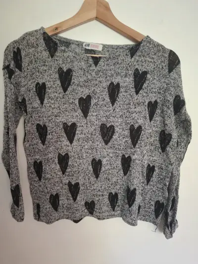Suéter H&M gris con corazones Talla 10-12 - miniatura 2