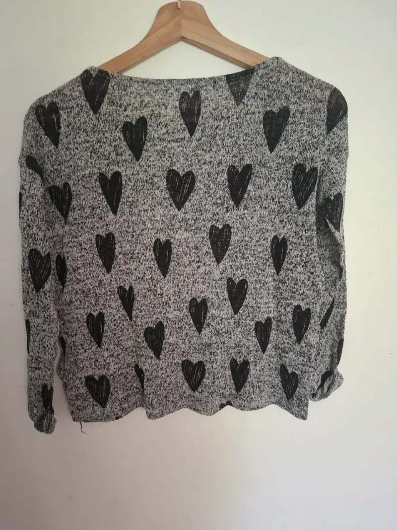 Suéter H&M gris con corazones Talla 10-12 - 3