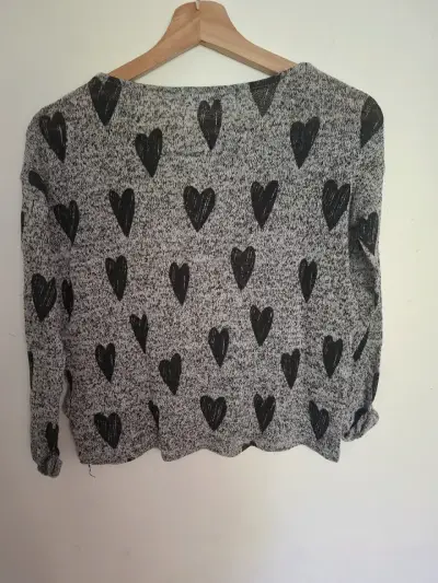 Suéter H&M gris con corazones Talla 10-12 - miniatura 3