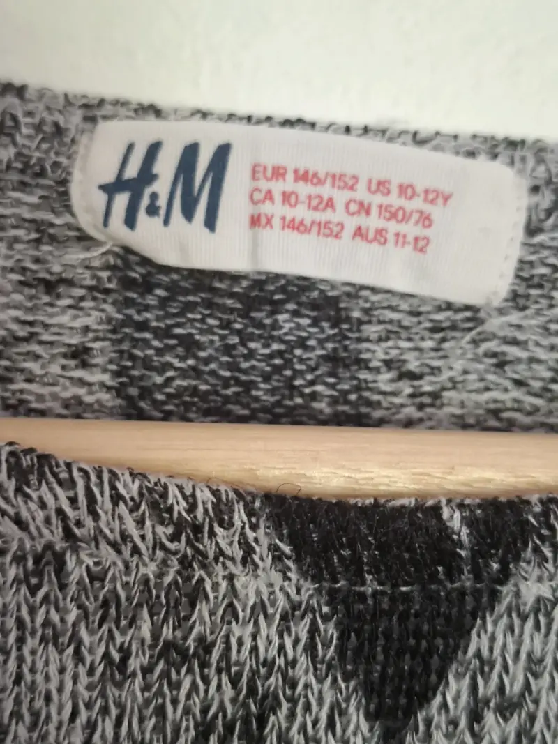 Suéter H&M gris con corazones Talla 10-12 - 4