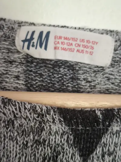 Suéter H&M gris con corazones Talla 10-12 - miniatura 4