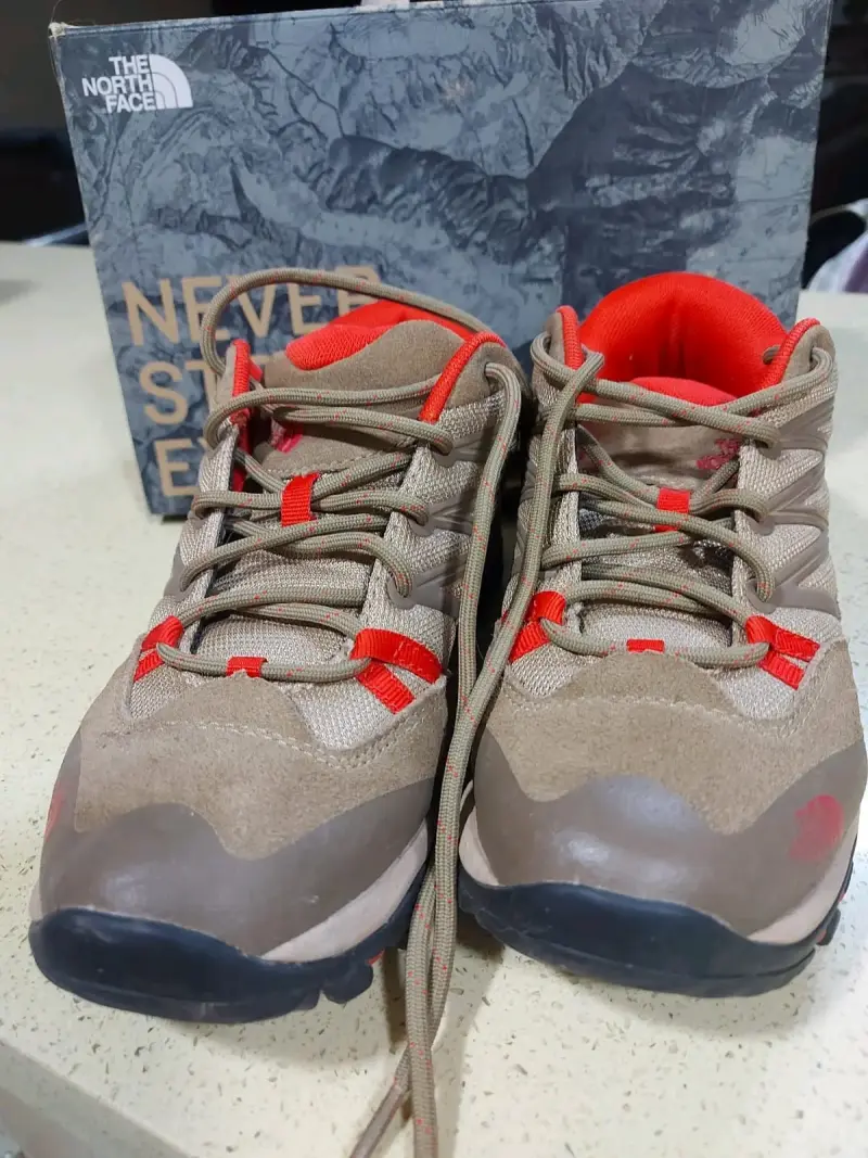 Zapatillas de trekking The North Face marrón y rojo - 1