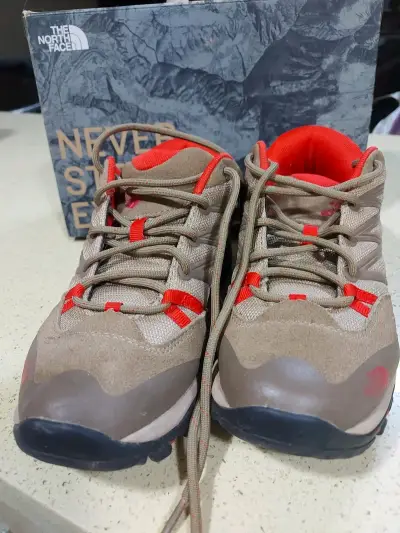 Zapatillas de trekking The North Face marrón y rojo - miniatura 1
