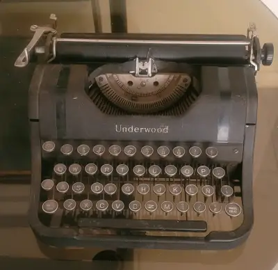 Máquina de Escribir Vintage Underwood Negra - miniatura 1