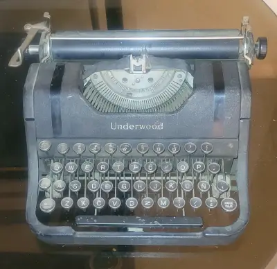 Máquina de Escribir Vintage Underwood Negra - miniatura 2