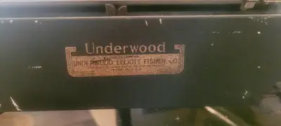 Máquina de Escribir Vintage Underwood Negra - miniatura 3