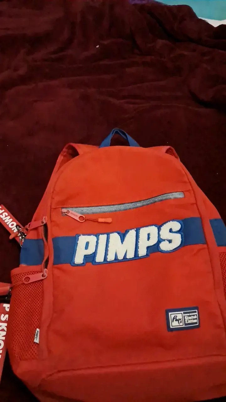 Mochila roja con diseño PIMPS