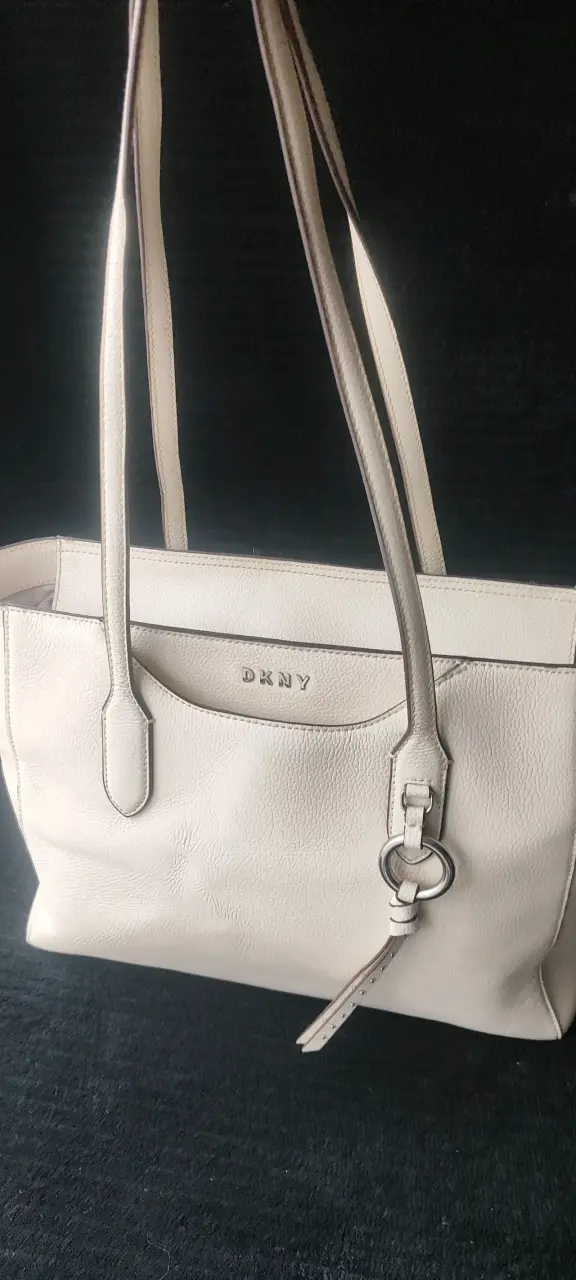 Bolso de cuero beige DKNY elegante - 1
