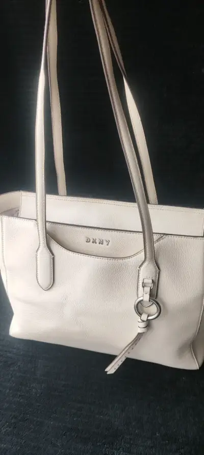 Bolso de cuero beige DKNY elegante - miniatura 1