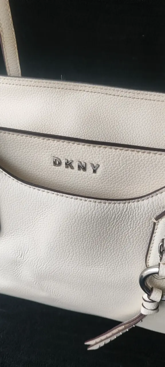 Bolso de cuero beige DKNY elegante - 2