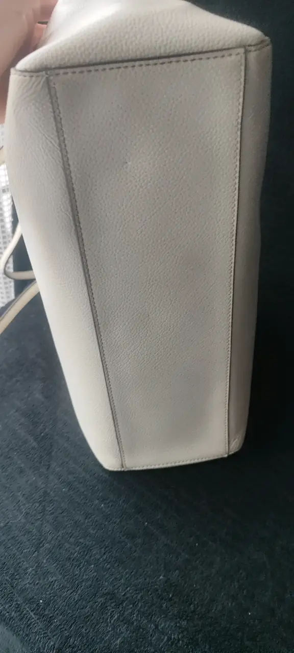 Bolso de cuero beige DKNY elegante - 5