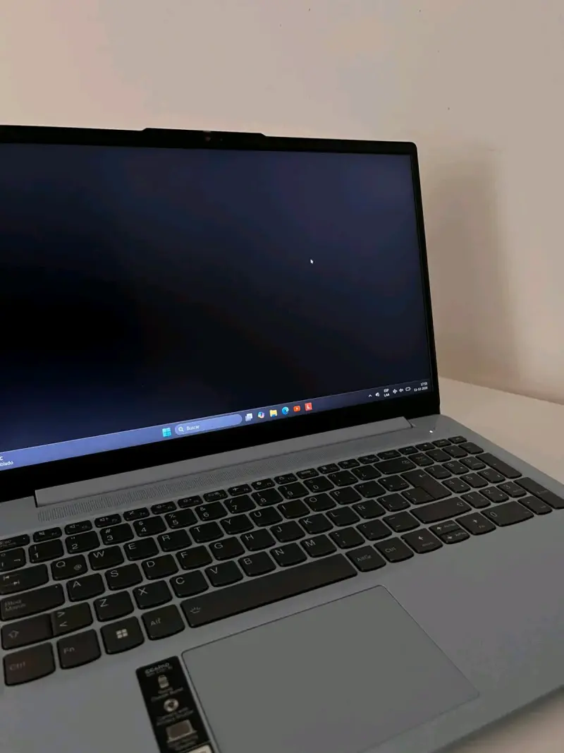 Laptop Lenovo con pantalla de 15 pulgadas - 1