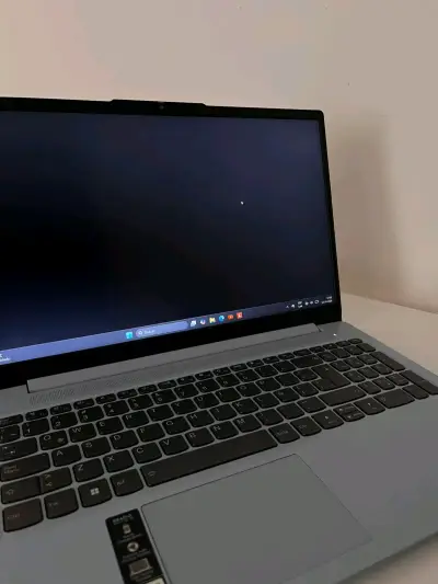 Laptop Lenovo con pantalla de 15 pulgadas - miniatura 1