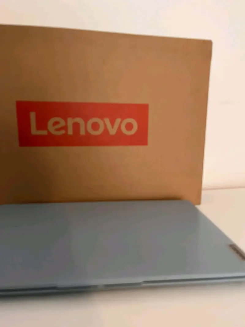 Laptop Lenovo con pantalla de 15 pulgadas - 4