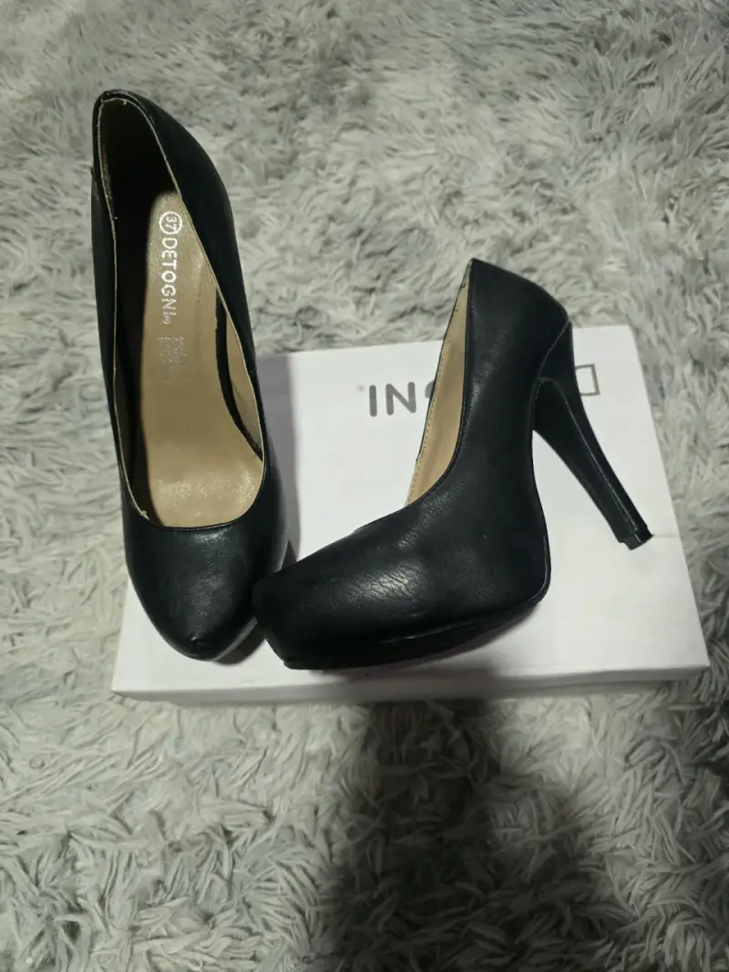 Tacones negros de cuero sintético para mujer