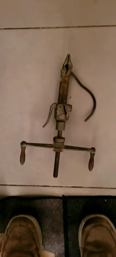 Prensa de hierro antigua para carpintería - miniatura 1