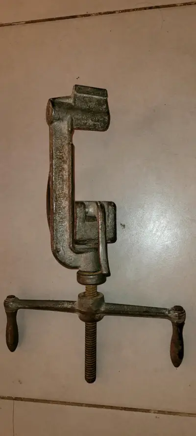 Prensa de hierro antigua para carpintería - miniatura 2