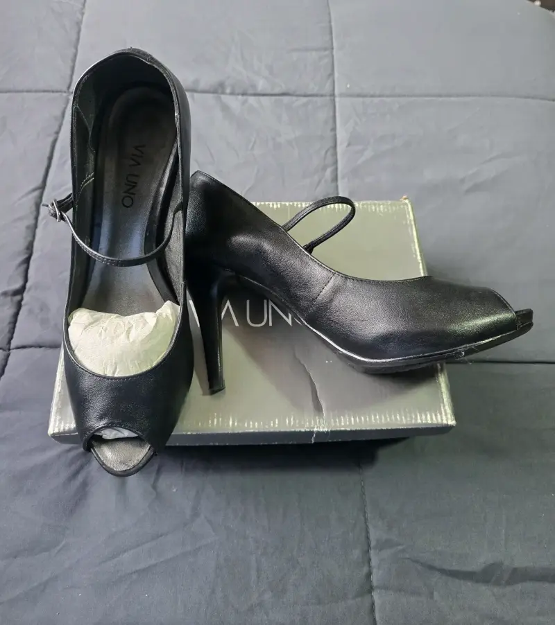 Zapatos de Tacón Negro Via Uno con Punta Abierta