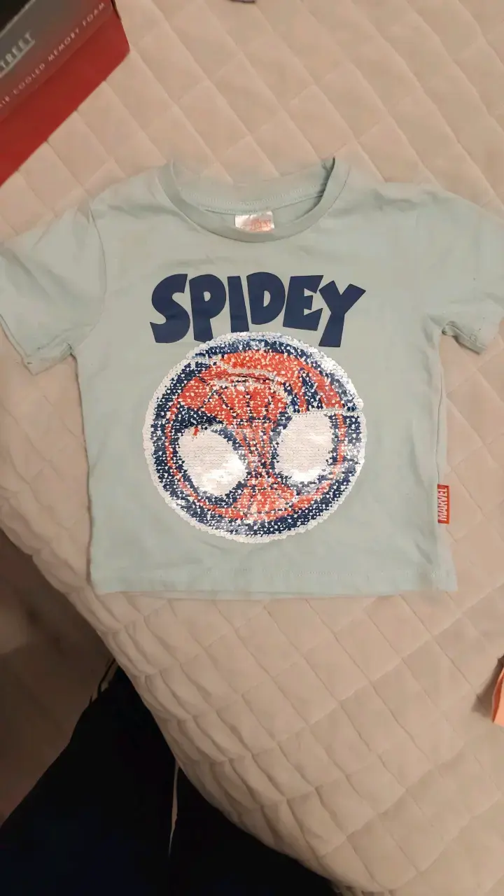 Polera infantil Spidey con lentejuelas