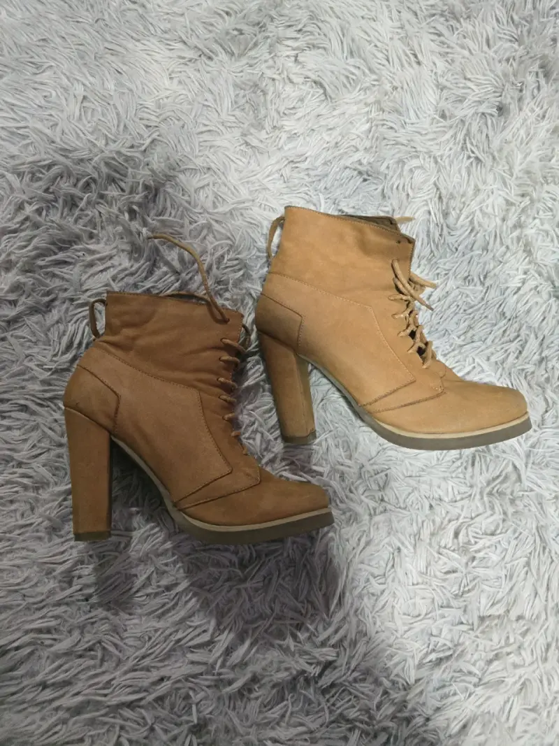 Botines de tacón alto color camel