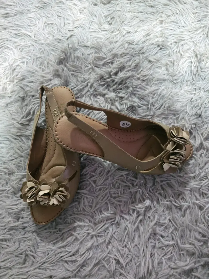 Sandalias beige con flores decorativas