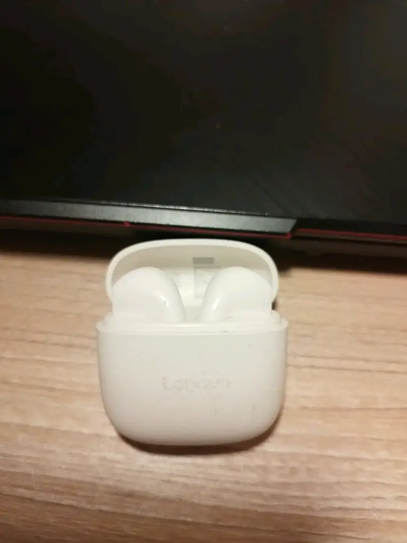 Audífonos inalámbricos blancos con estuche