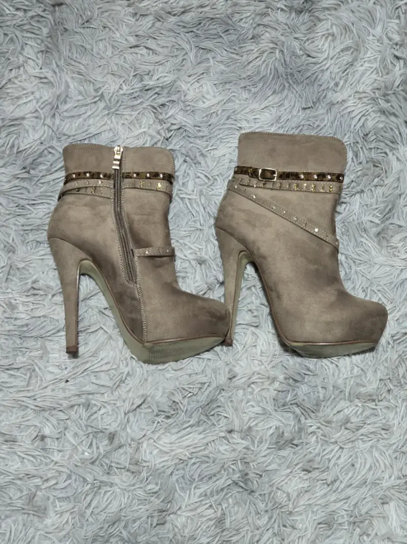 Botines de tacón alto con tachas beige