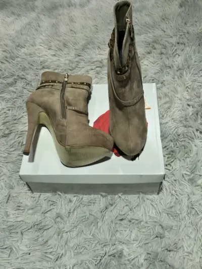 Botines de tacón alto con tachas beige - miniatura 2