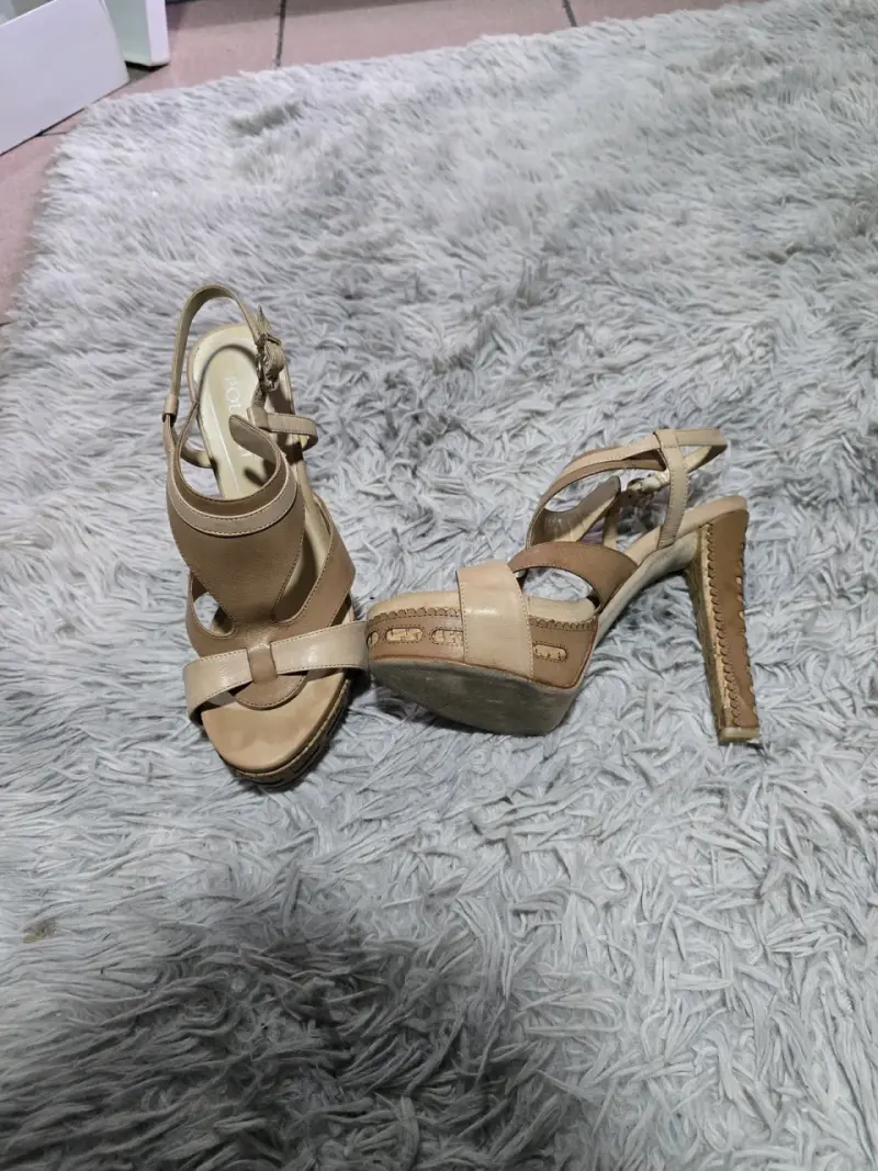 Sandalias de tacón alto Pollini en negro y beige - 2