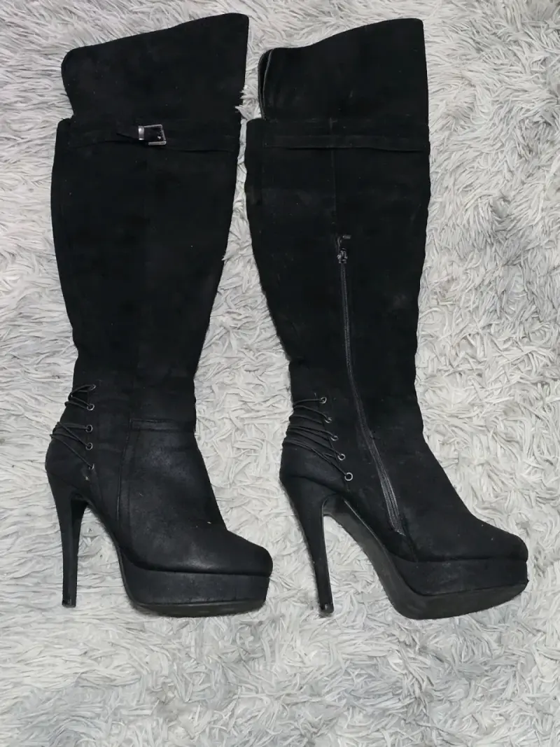 Botas negras de tacón alto para mujer