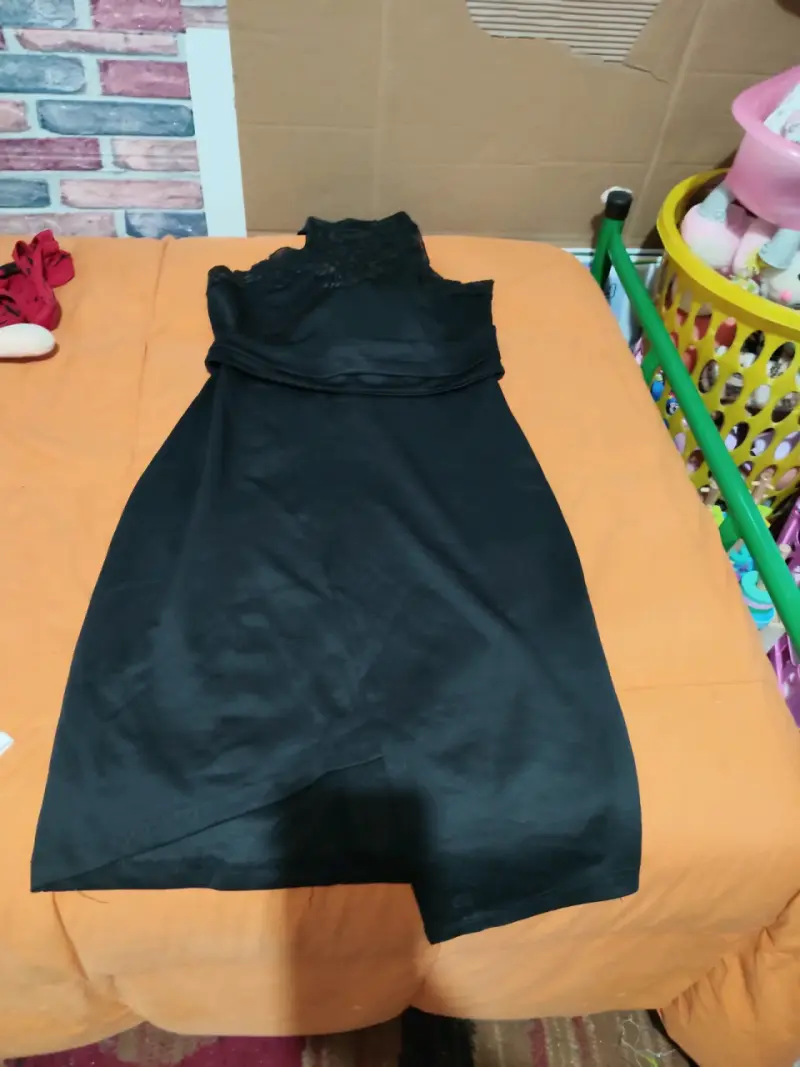 Vestido negro elegante con encaje - 1