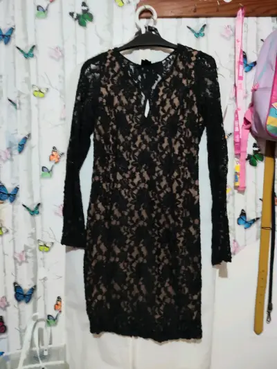 Vestido negro elegante con encaje - miniatura 3
