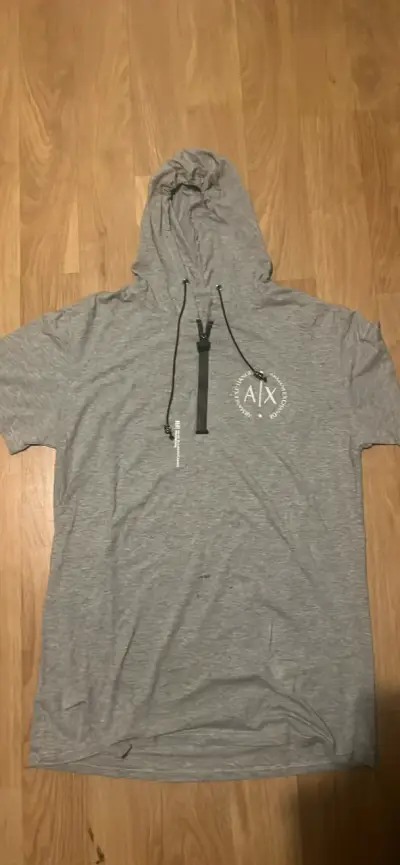 Polera con capucha gris AX - miniatura 1