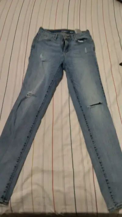 Jeans de mezclilla azul desgastados para mujer - miniatura 1