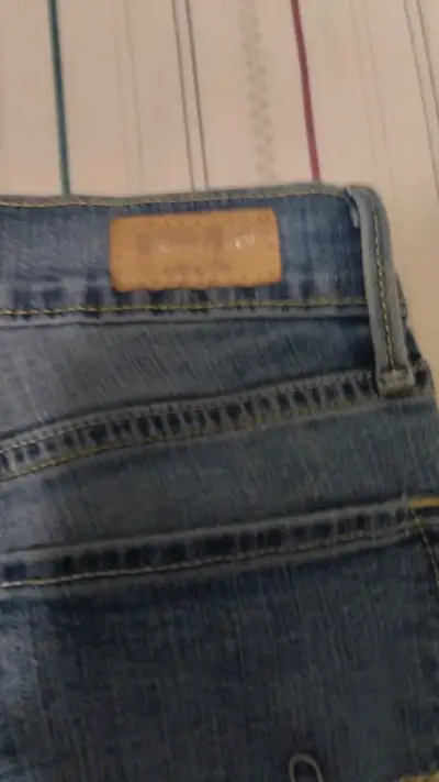 Jeans de mezclilla azul desgastados para mujer - miniatura 3